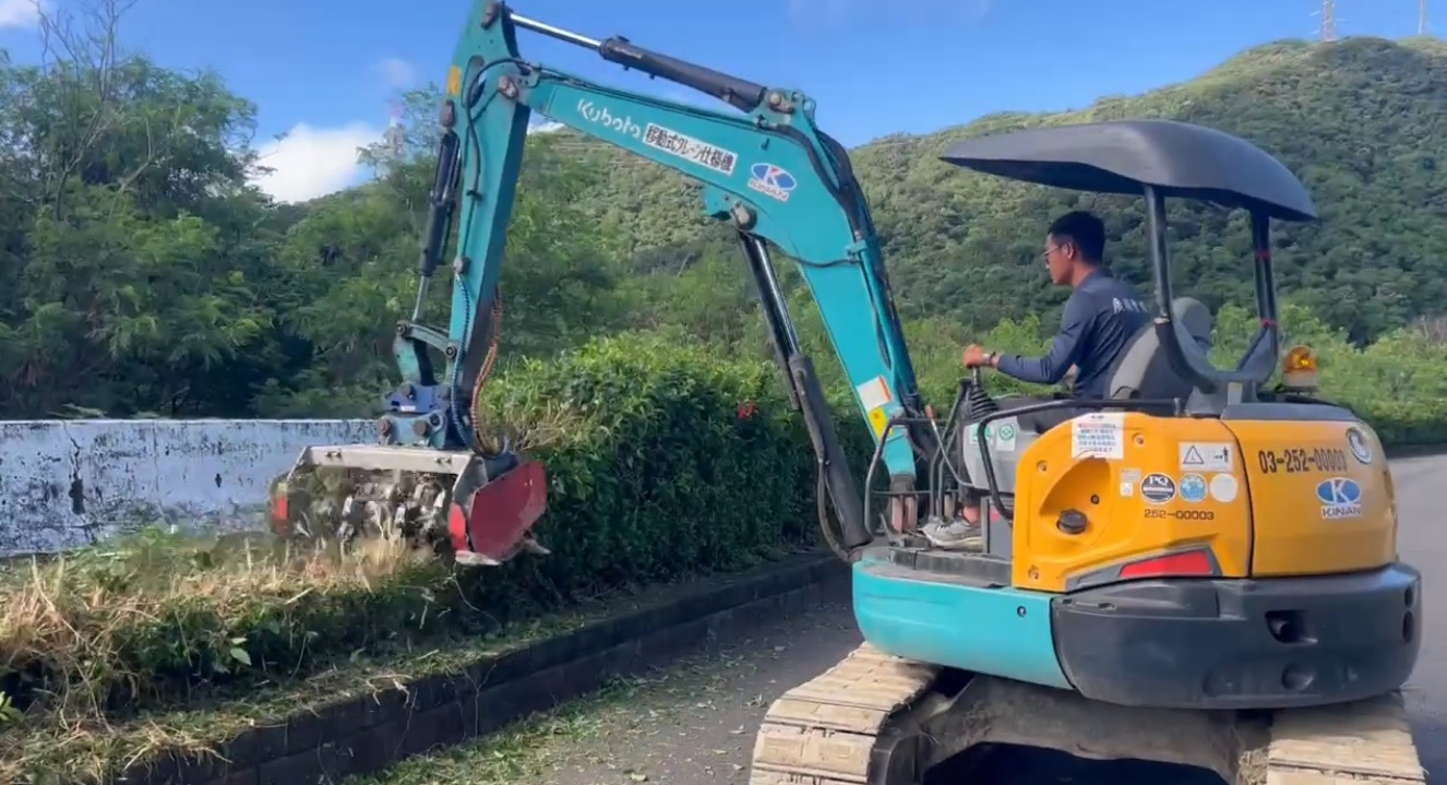 屏東車城怪手修剪圍籬